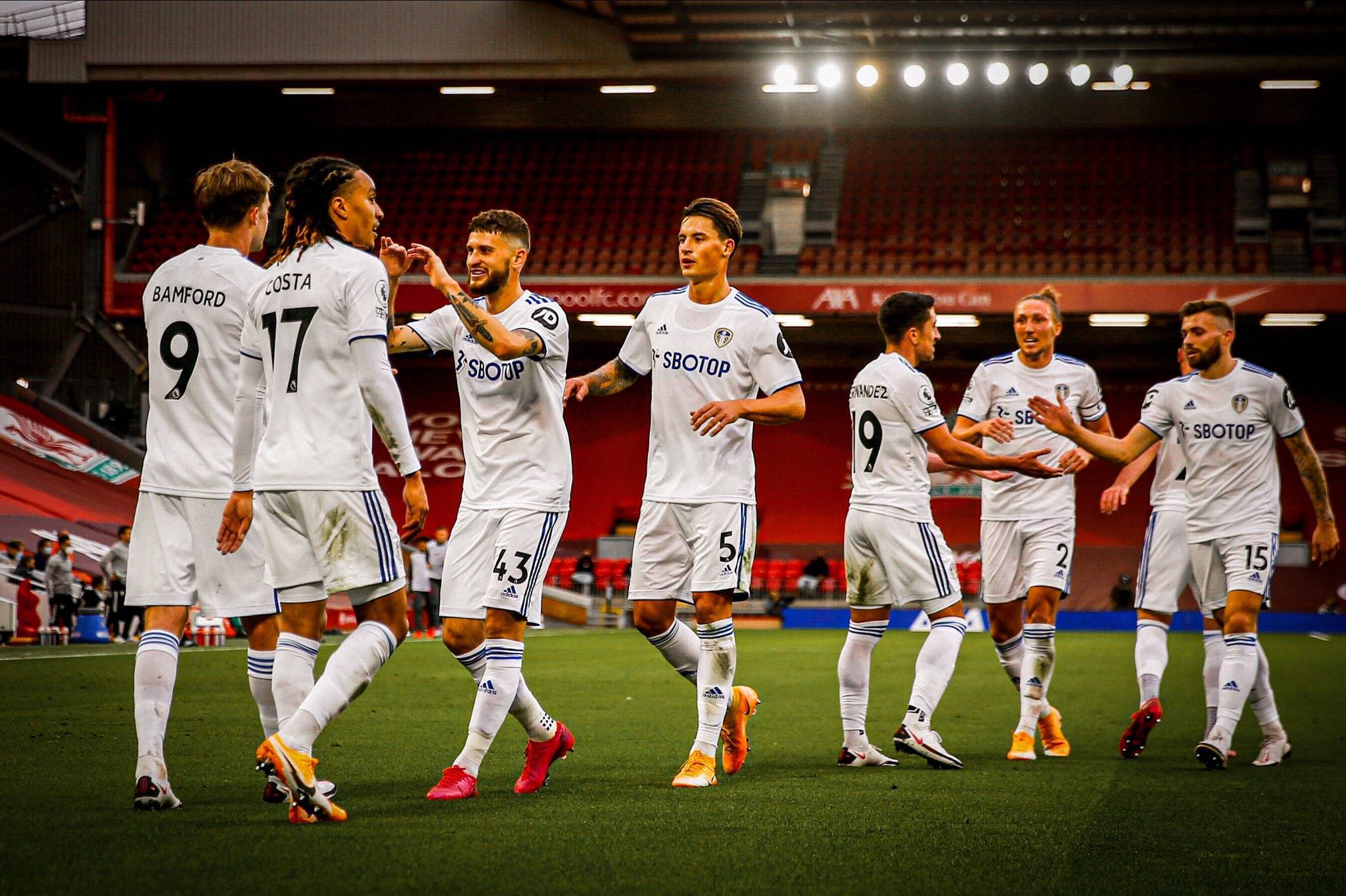 今晨夏洛特黄蜂备战英超，外线爆发细节曝光，话题不断，身体对抗强度拉满(超级大黄蜂被击落详情)-爱游戏app